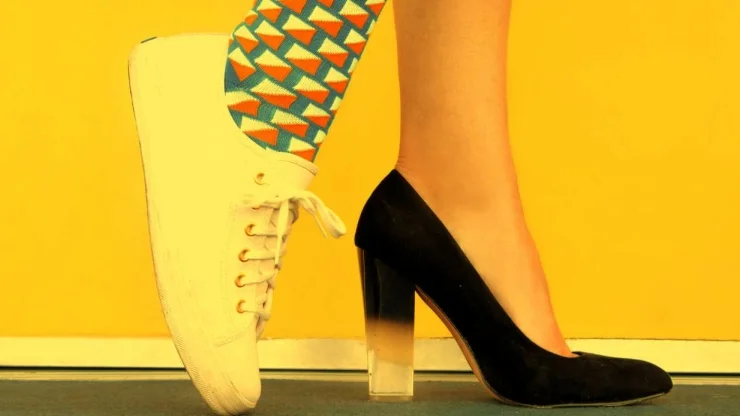 Kongruenz (Symbolfoto): Eine Frau trägt einen Turnschuh und einen Stiletto./Symbolphoto der SJS Beratung Paartherapie Eheberatung Karlsruhe Alles neu macht der Mai - Blog (Symbolfoto): Zu sehen sind die Füße einer Frau - einer im Turnschuh und einer im Stiletto.