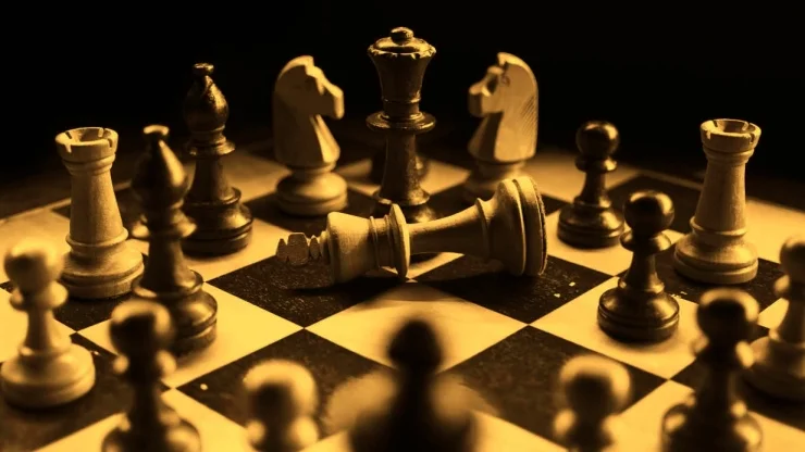The winner takes it all - Blog (Symbolfoto): Zu sehen sind Schachfiguren auf einem Spielfeld.