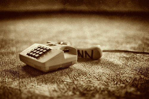 Paartherapie-Home: Defektes Telefon als Symbol für gestörte Kommunikation