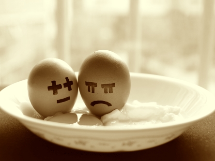 Events Wir müssen reden (Symbolfoto): In einem Teller liegen zwei Eier, auf die unglückliche Gesichter aufgemalt sind.