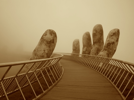 Events Wir schaffen das (Symbolfoto): Eine Brücke wird von einer steinernen Hand gehalten.
