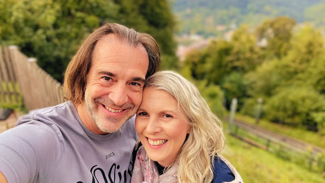 Praxis für Paartherapie (Symbolbild) - Zu sehen ist ein Portrait von Oliver und Sabine.